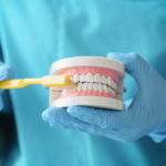 Całościowe leczenie stomatologiczne – znajdź ścieżkę do zdrowego i uroczego uśmiechu.